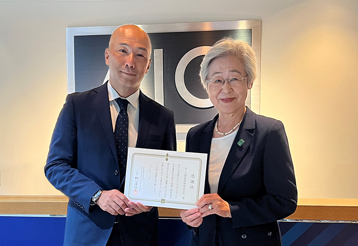 剱持JCV理事長（右）と脇 傷害・医療保険部長（左）